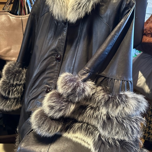 Black Lamb Leather Cape, with Fox Fur Trim - Picture 2 of 8